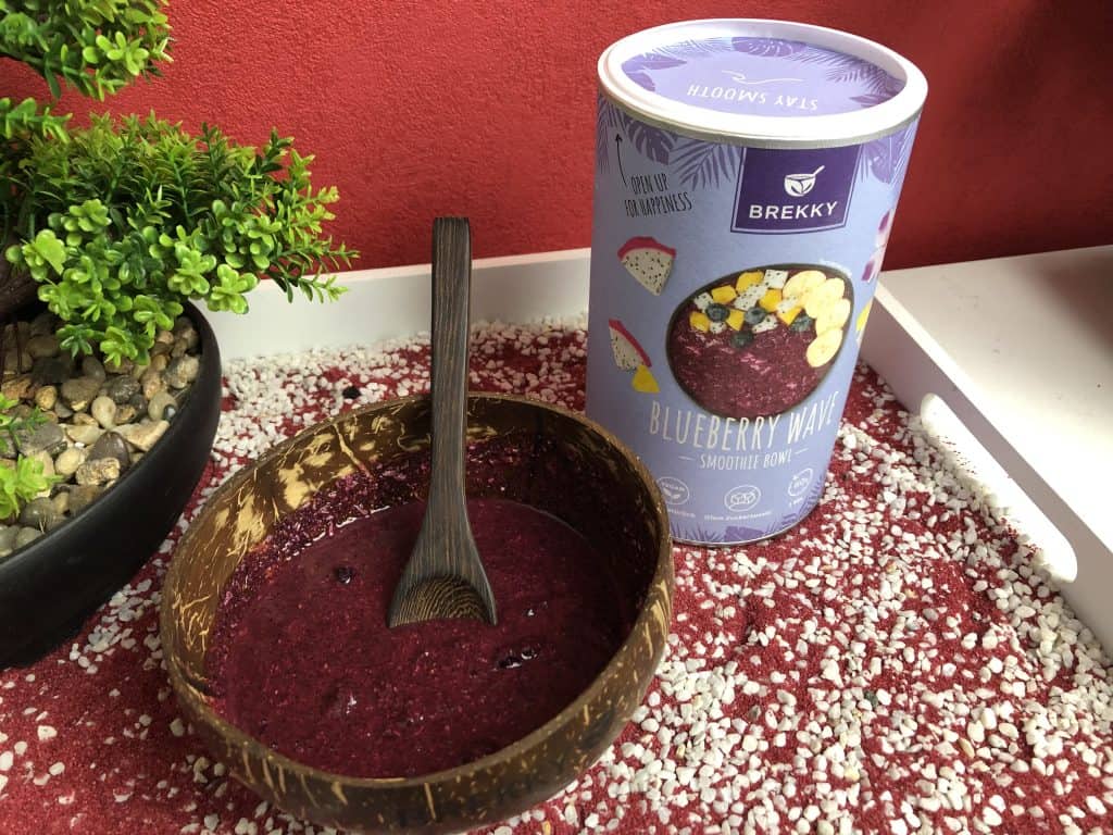 Die Brekky Bowl in der Sorte Blueberry Wave mit der Kokosnussschale