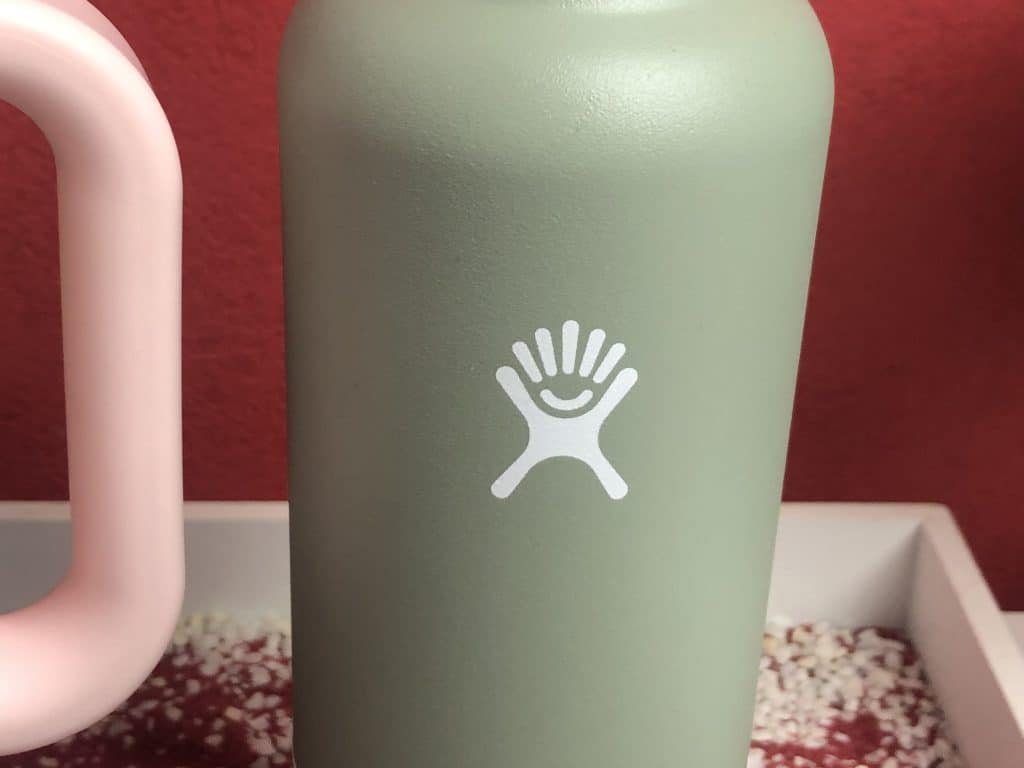 Die Hydro Flask Trinkflasche in einem wunderschönen Grün