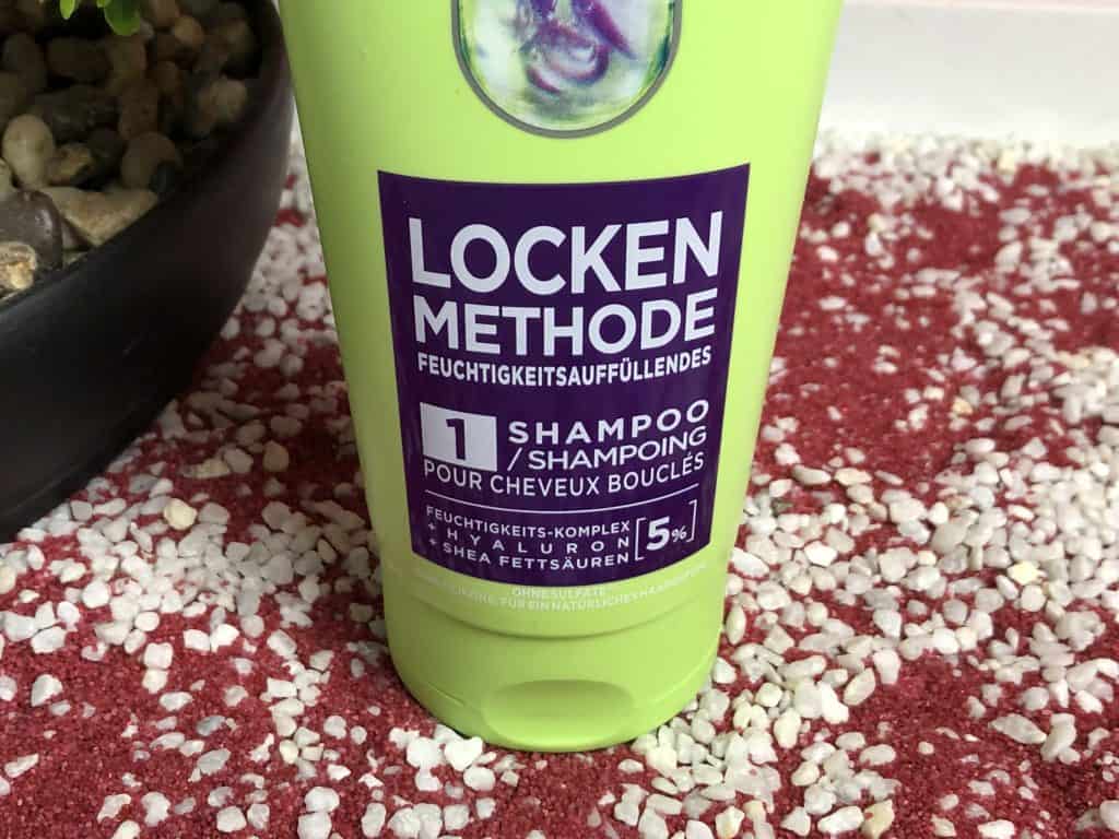 Das Garnier Feuchtigkeitsauffüllendes Shampoo aus der Fructis Locken Methode