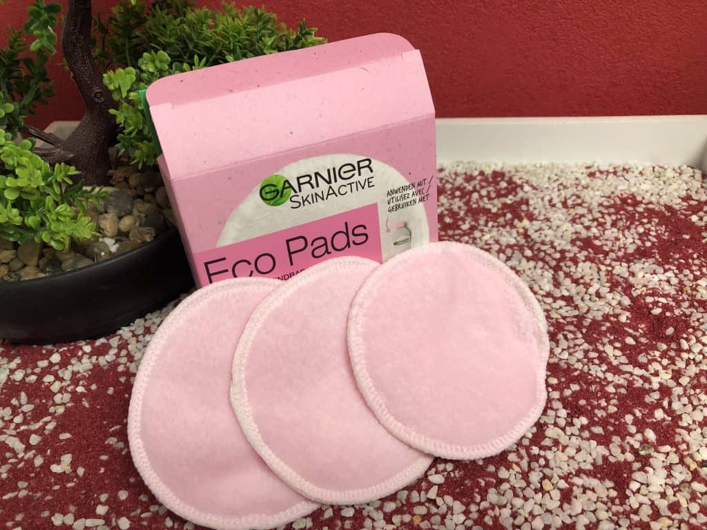 Die Garnier SkinActive Eco Pads in einem schicken Rosa