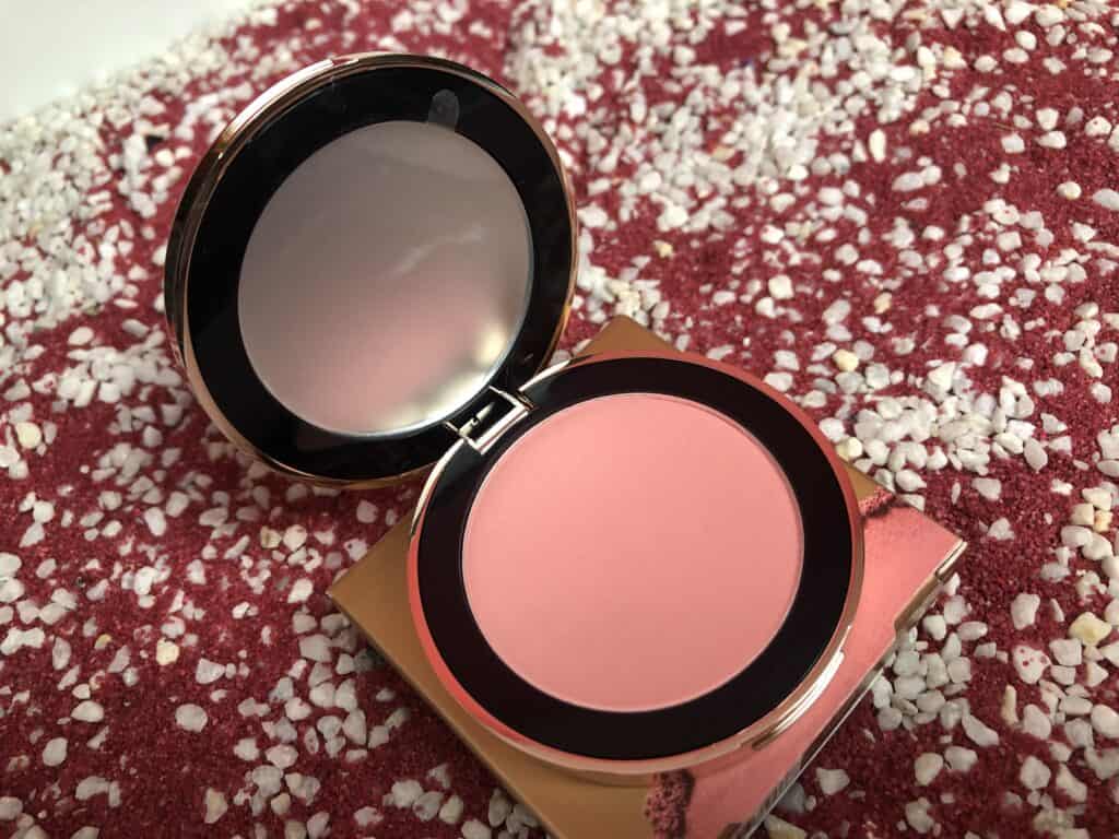 Das MAGIC FINISH Puder-Blush in einem pfirsichzartem Roséton 