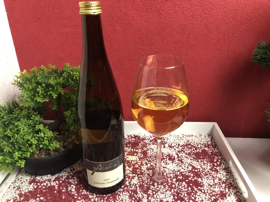 Der Scheurebe Traubensaft von dem Weingut Fuchs