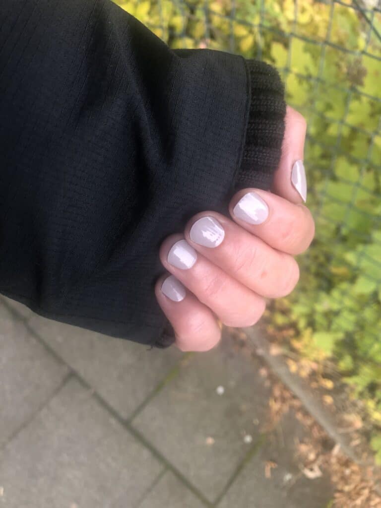 So sehen die Nägel aus mit den Stripes in der Farbe Comfort Zone aus dem Maniko Nails Starter Set