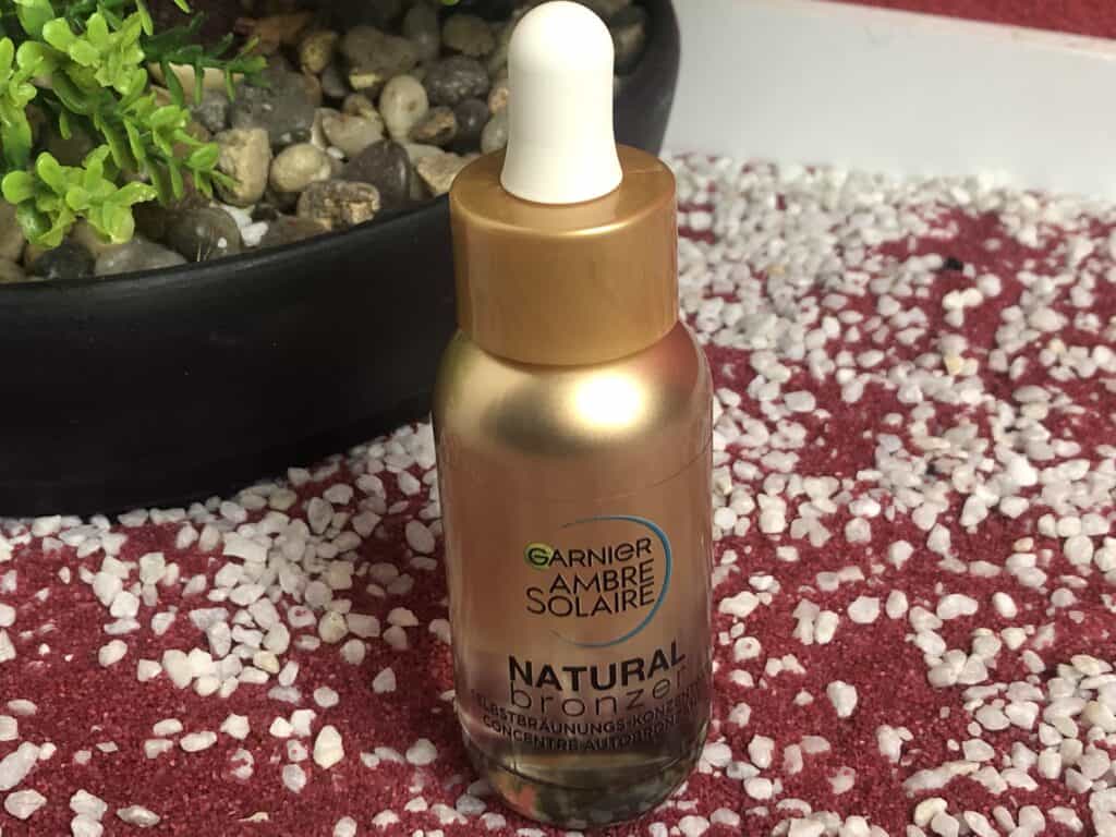 Der Ambre Solaire Natural Bronzer, das Fläschchen mit der Pipette