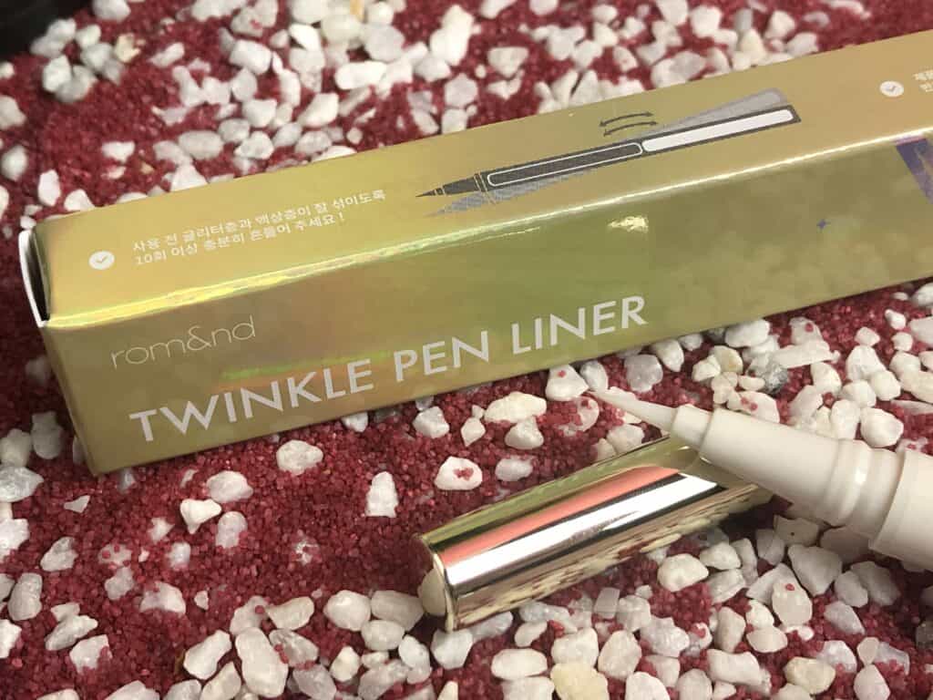 Der Yesstyle Twinkle Pen Eyeliner mit dem weichen Pinsel