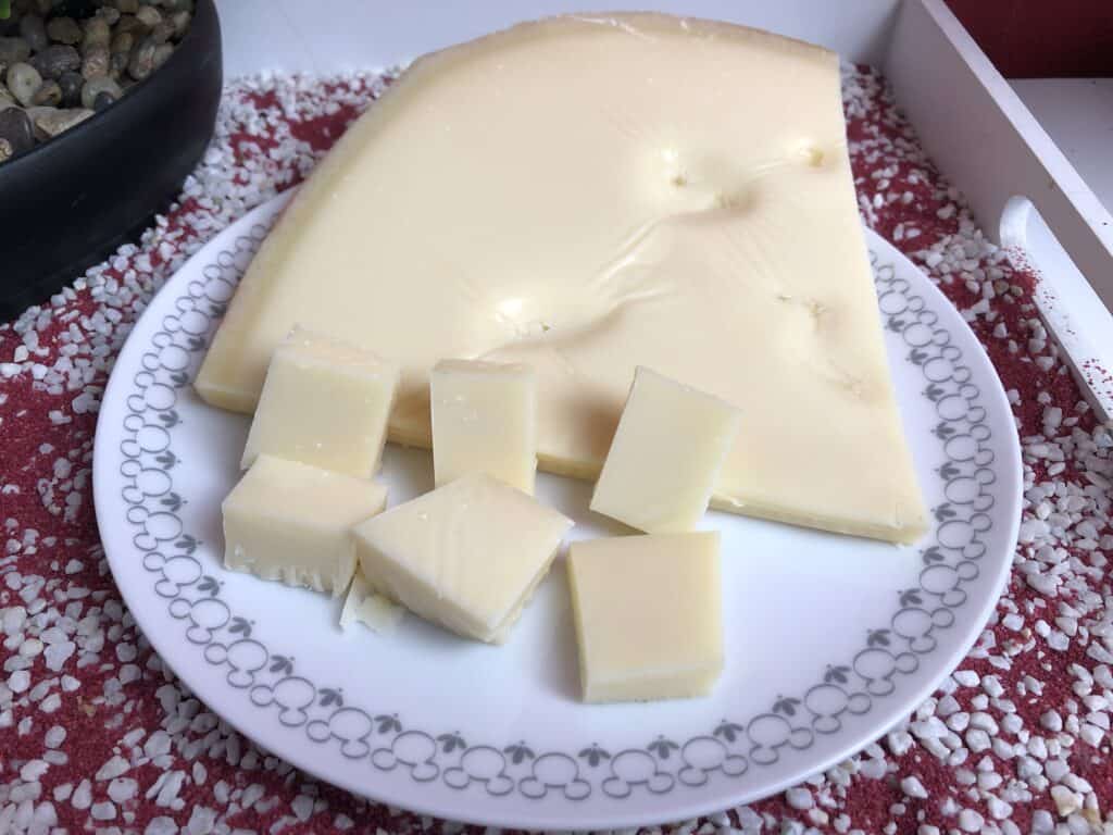 Kaasmagazijn Emmentaler + Maasdammer, der Emmentaler