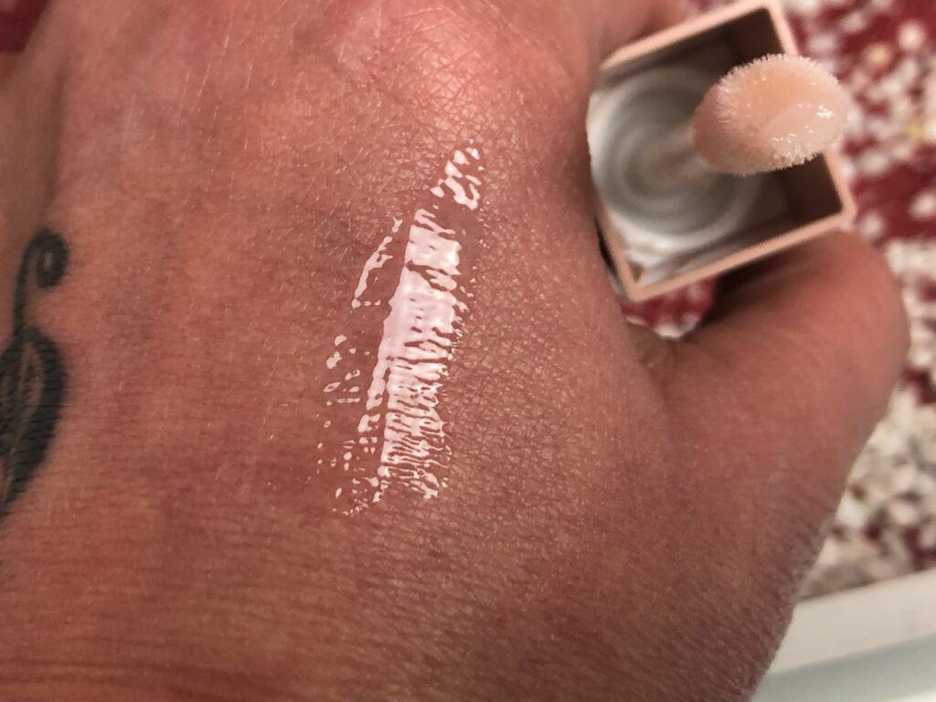 So schön schimmert der Maybelline Lifter Gloss