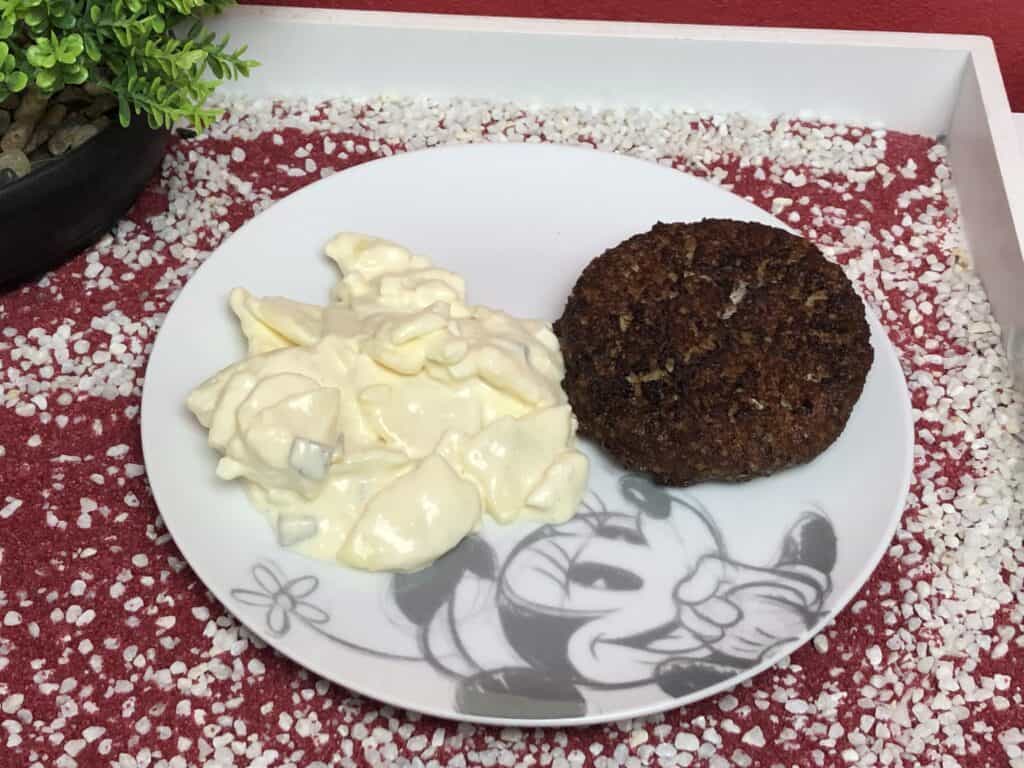 Der Kartoffelsalat mit Ein sowie die Seefischfrikadelle von Abelmann