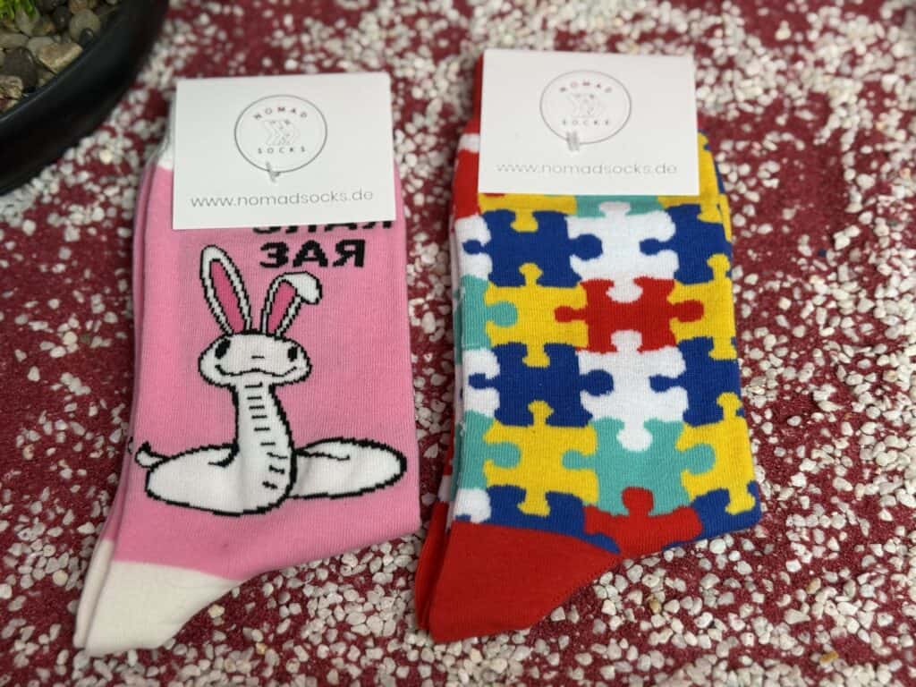 Und noch zwei bunte Socken von Nomadsocks