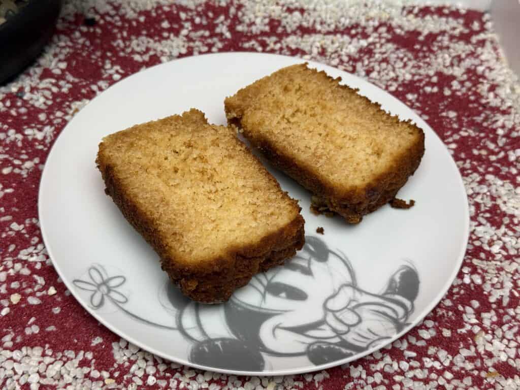 So lecker sieht der Wachteleier Likörkuchen auf dem Teller aus. Eines der Vogelsberger Wachtelzucht Fertiggerichte