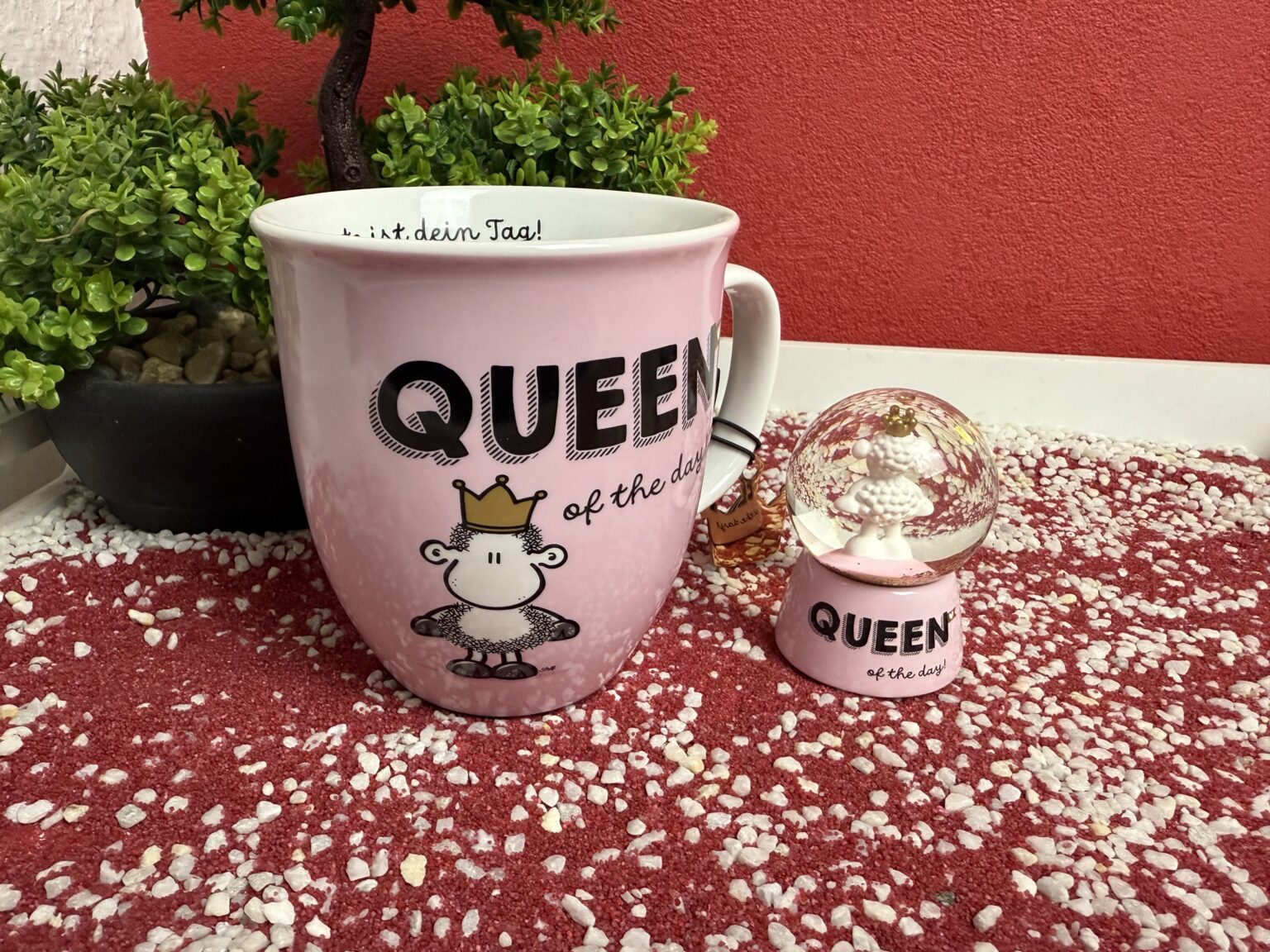 Die Sheepworld Queen of the Day Tasse und Schneekugel