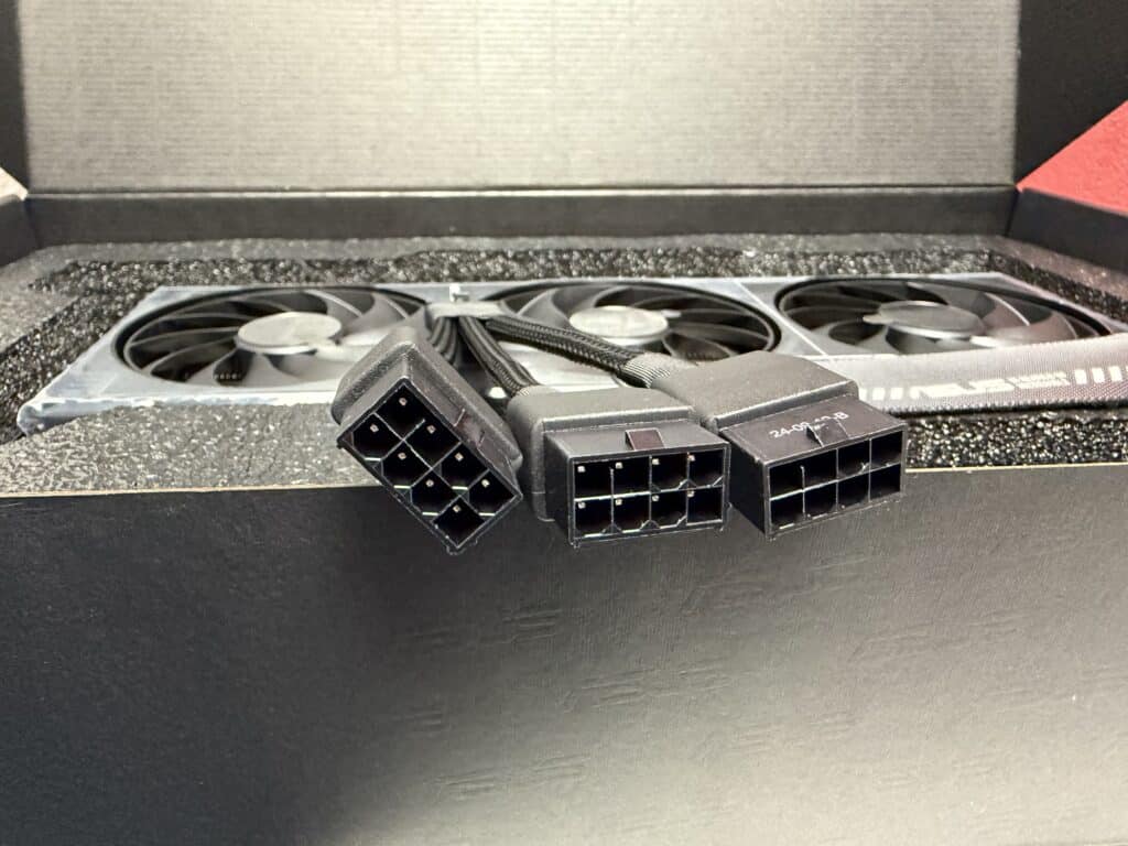 Der mitgelieferte 3x 8-Pin auf 16-Pin Power Adapter