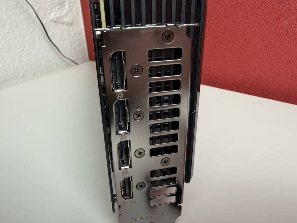 Hier nochmal die Anschlüsse in Nahaufnahme der ASUS Prime RTX 5070-Ti OC