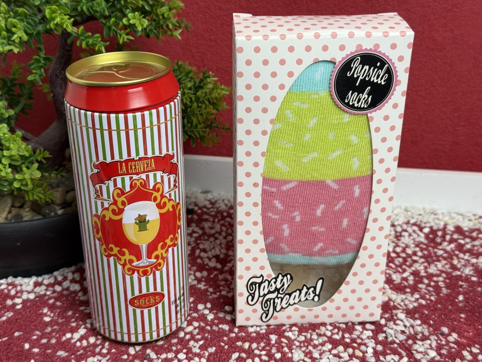 Die Panther Socks Geschenksocken, einmal in der Dose, einmal als Eis am Stiel