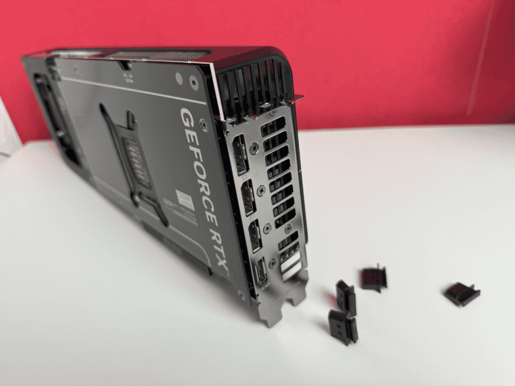 Hier seht ihr die Anschlussmöglichkeiten, 1x HDMI Version 2.1b, 3x Displayport Version 2.1b