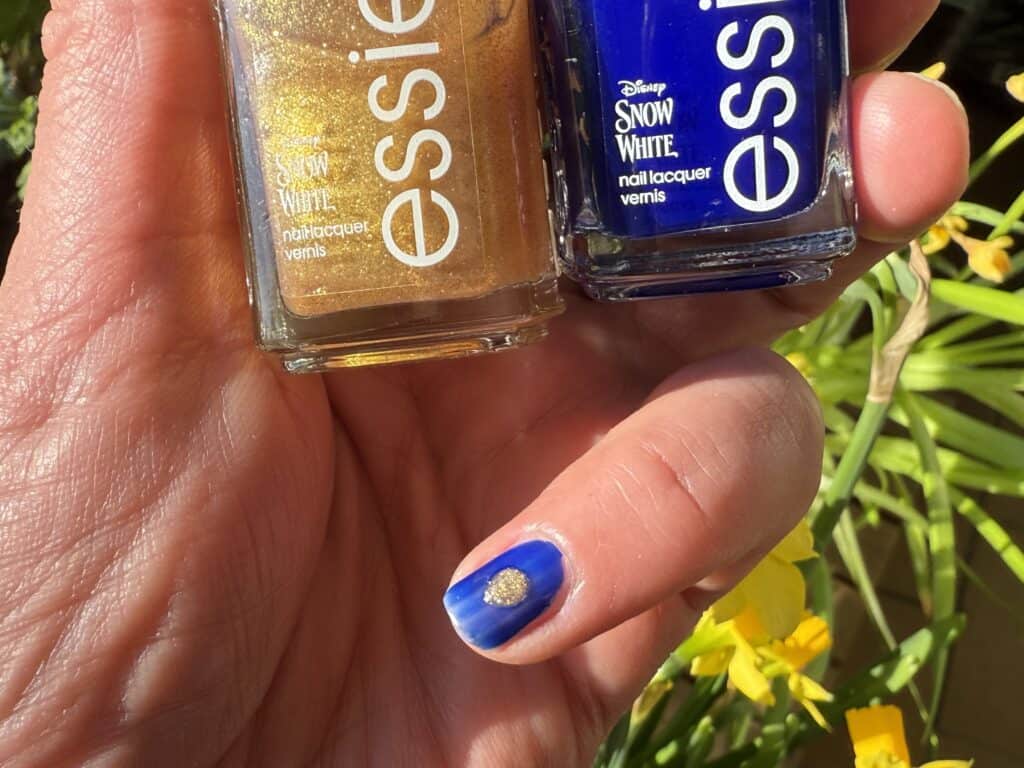 Soe sieht die Essie Schneewittchen Limited Edition aufgetragen aus