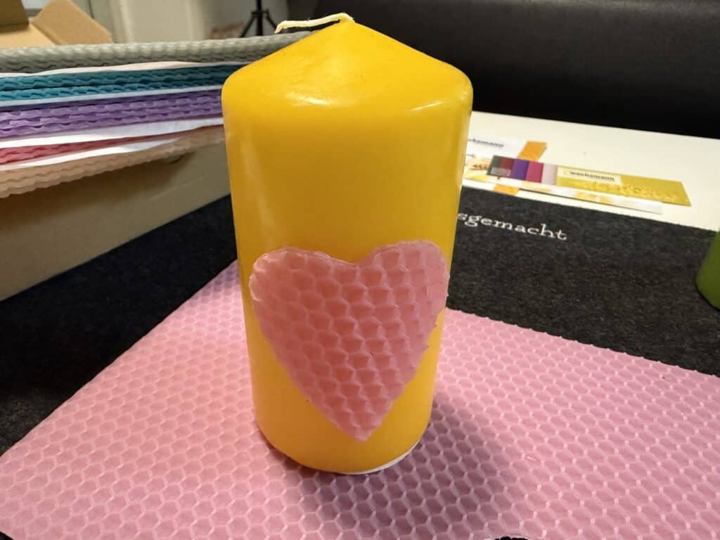 Eine fertige Kerze verziehrt mit dem Wachsmann Bienenwachsplatten