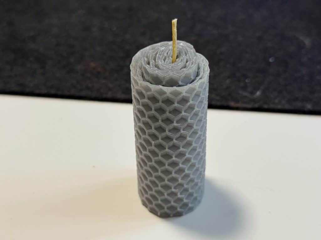 Eine der Kerzen aus den Wachsmann Bienenwachsplatten