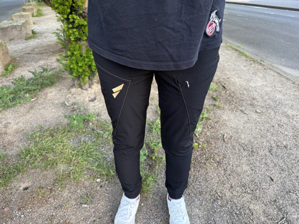 So sieht die Kletterklenkes Boulderhose Obsidian getragen aus