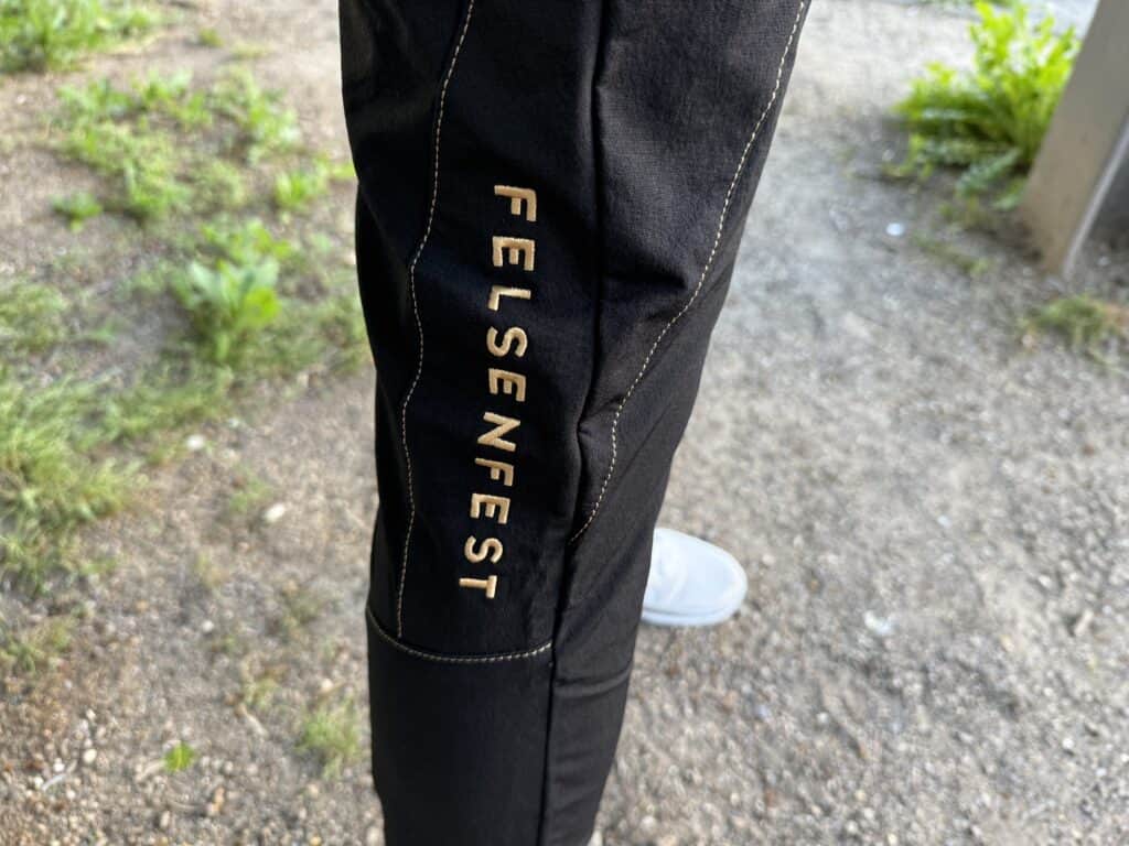 Die Stickerei der Kletterklenkes Boulderhose Obsidian