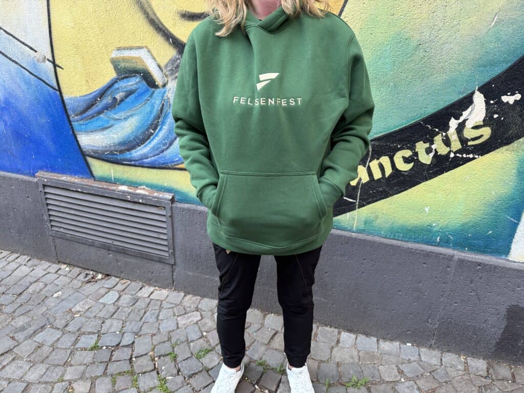 Und hier seht ihr den Kletterklenkes Hoodie Slopers zusammen mit der Boulder Hose