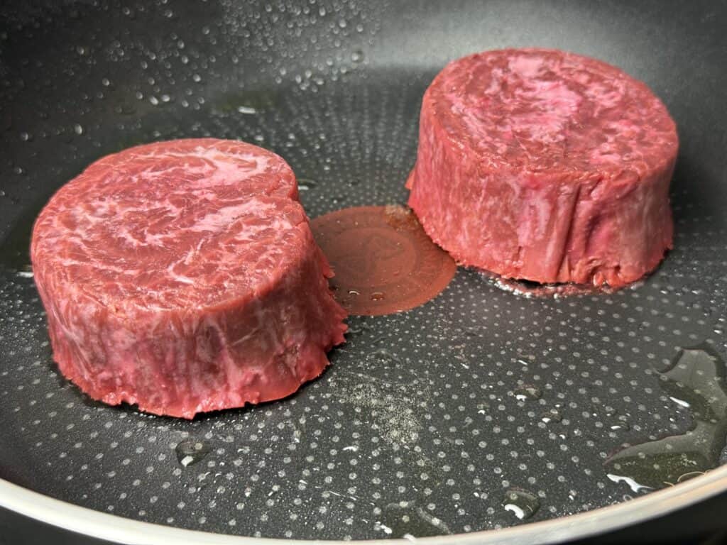 Das Juicy Marbles Thick-Cut Filet in der Pfanne