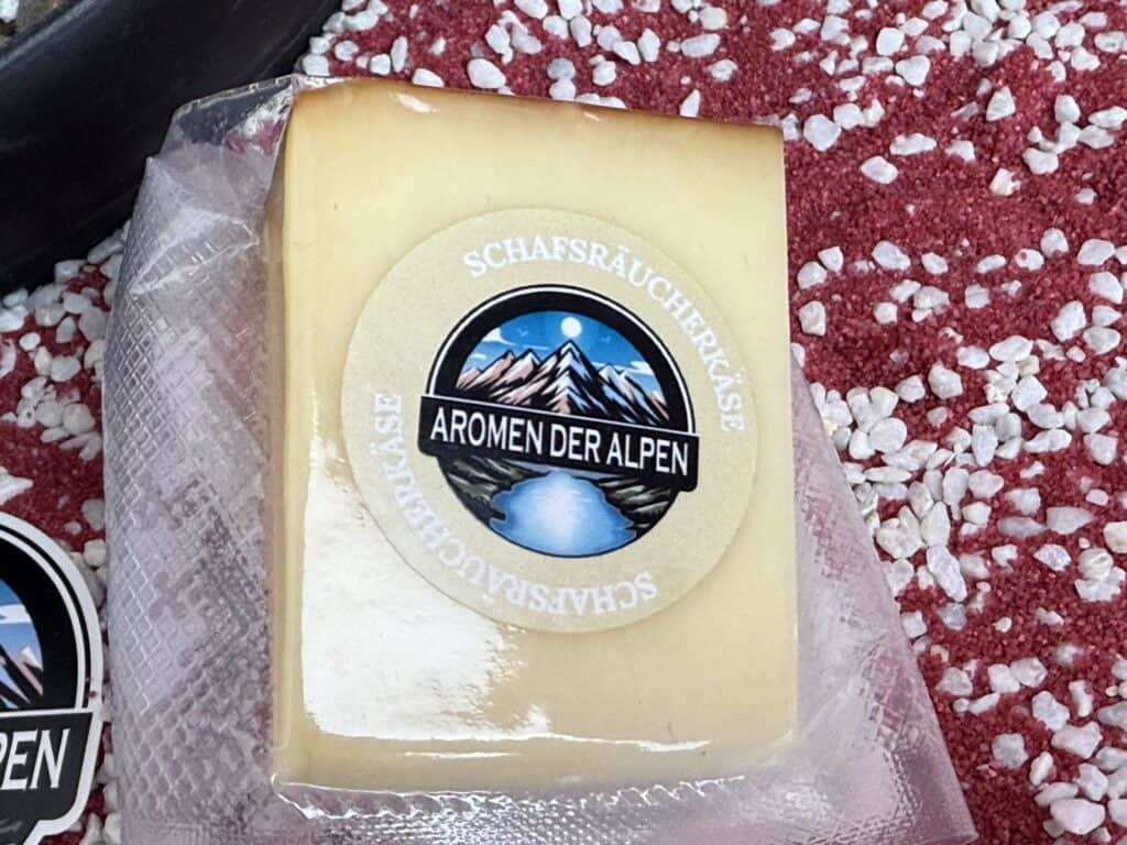 Der Aromen der Alpen Schafsräucherkäse