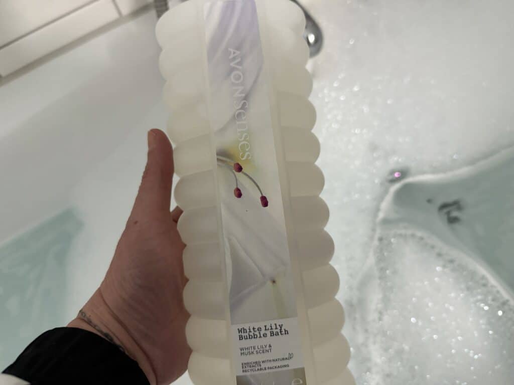 Weicher, fluffiger Schaum mit dem Avon White Lily Schaumbad