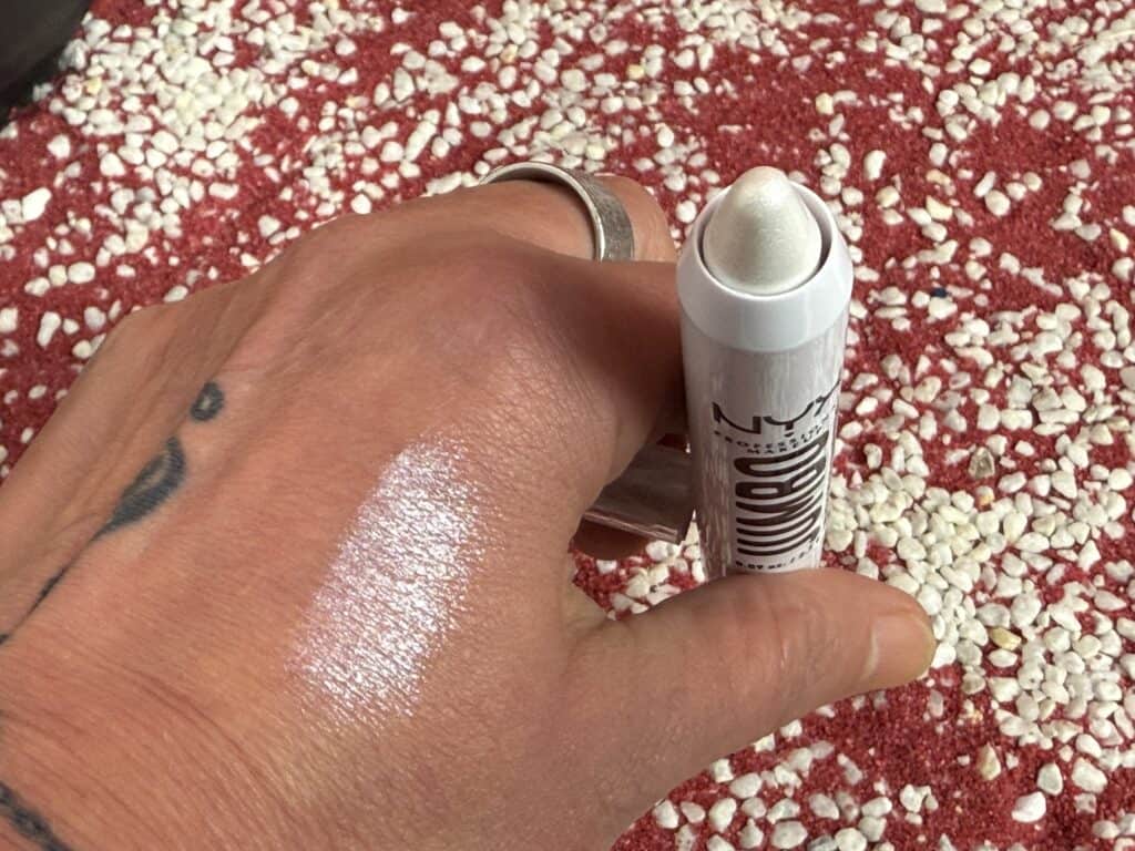 NYX Highlighter Jumbo, ein toller Schimmer. Hier wurde er mehrmals aufgetragen