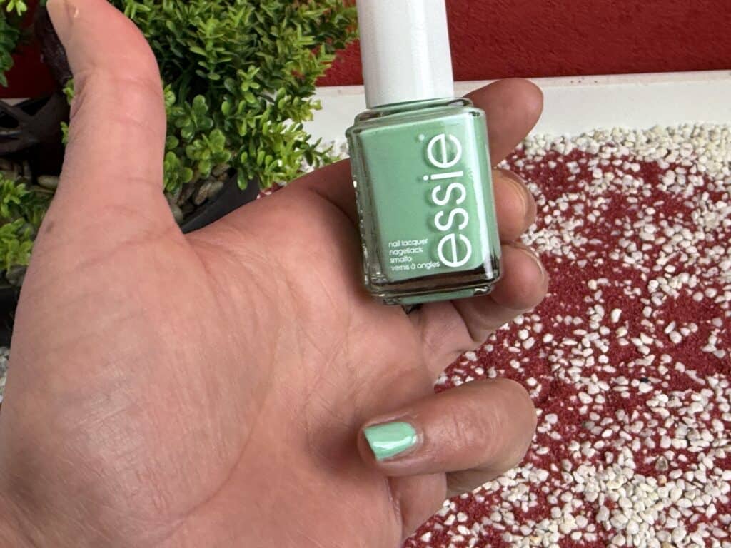 So sieht der Essie Nagellack it's high time aus