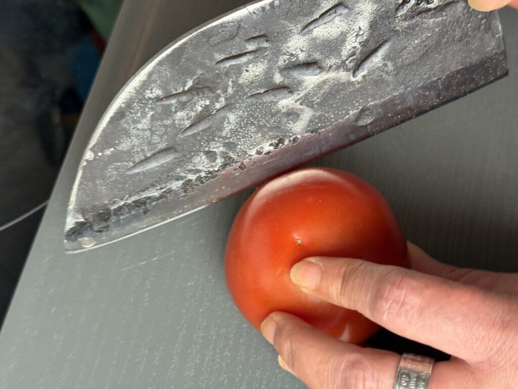 Das Fyreza Junior Chef Messer gleitet Mühelos durch die Tomate