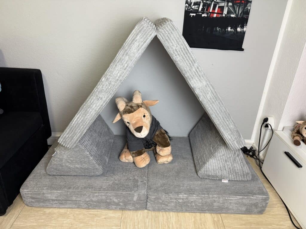 So könnte die Höhle mit dem Linodino Spielsofa aussehen