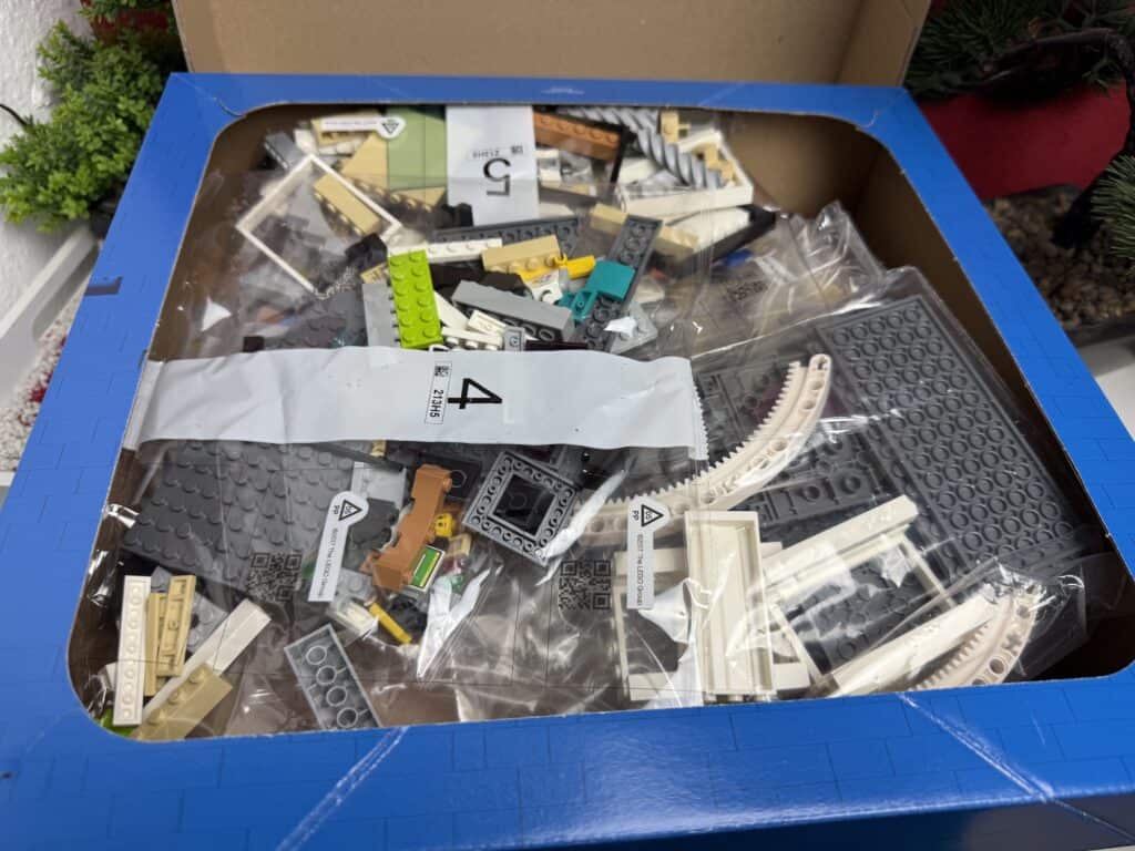 Der Inhalt des Kartons von dem Lego City Hauptbahnhof