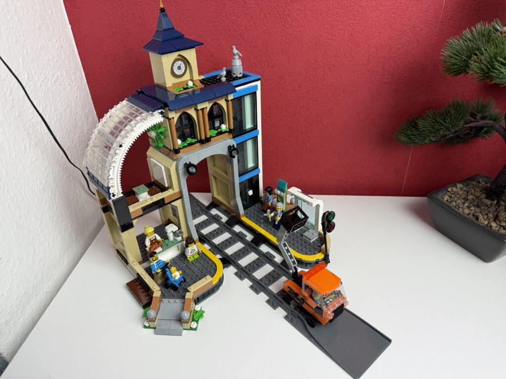Der Lego City Hauptbahnhof, wie man sieht kaum was zum spielen