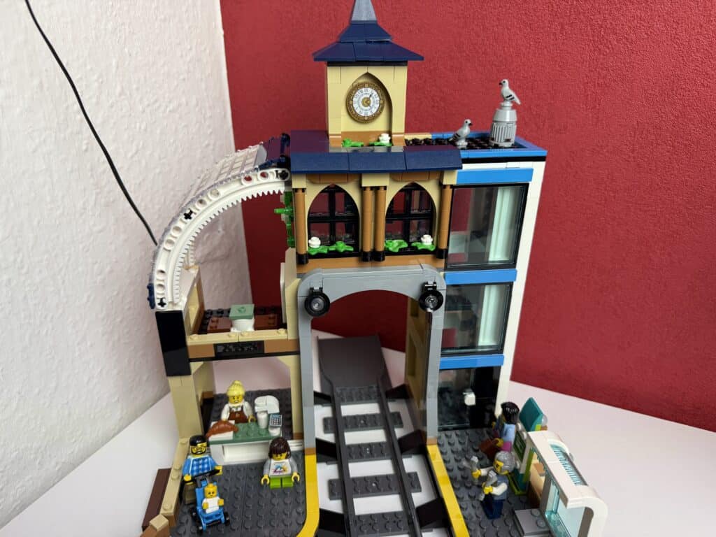 So sieht der Lego City Hauptbahnhof aus