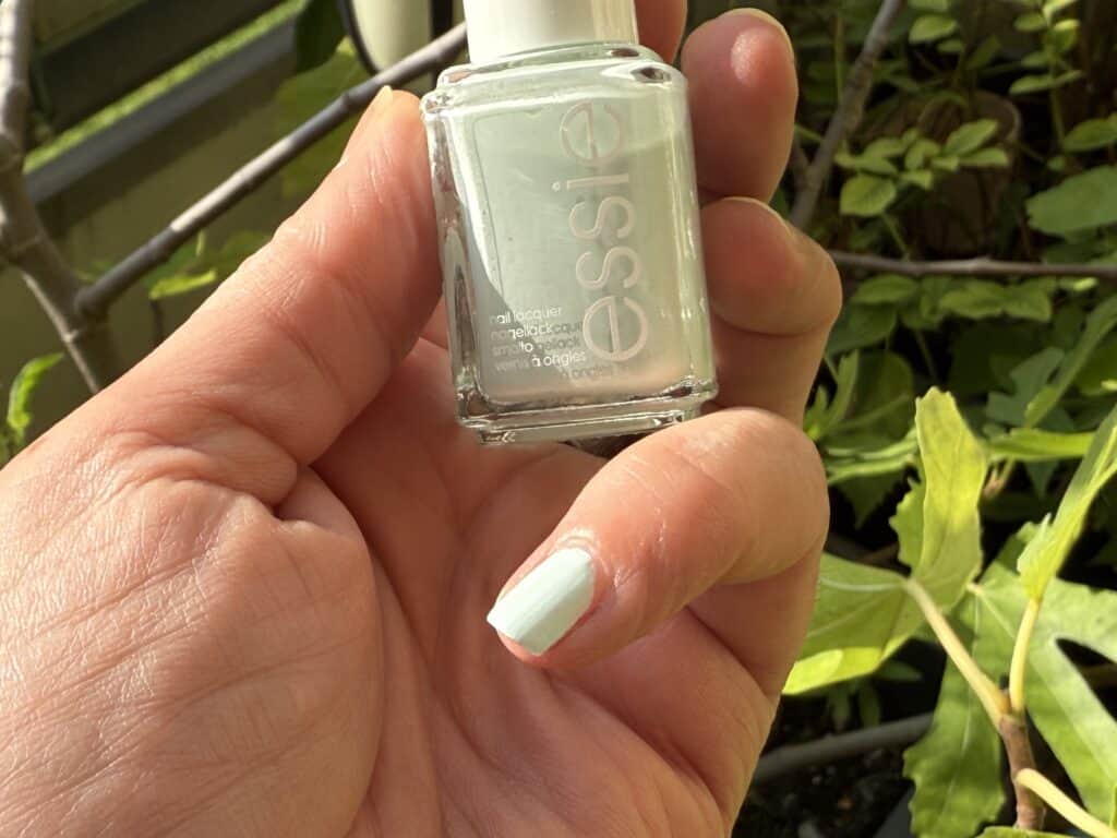 Der Essie First Kiss Bliss Nagellack 963, so sieht er aufgetragen aus