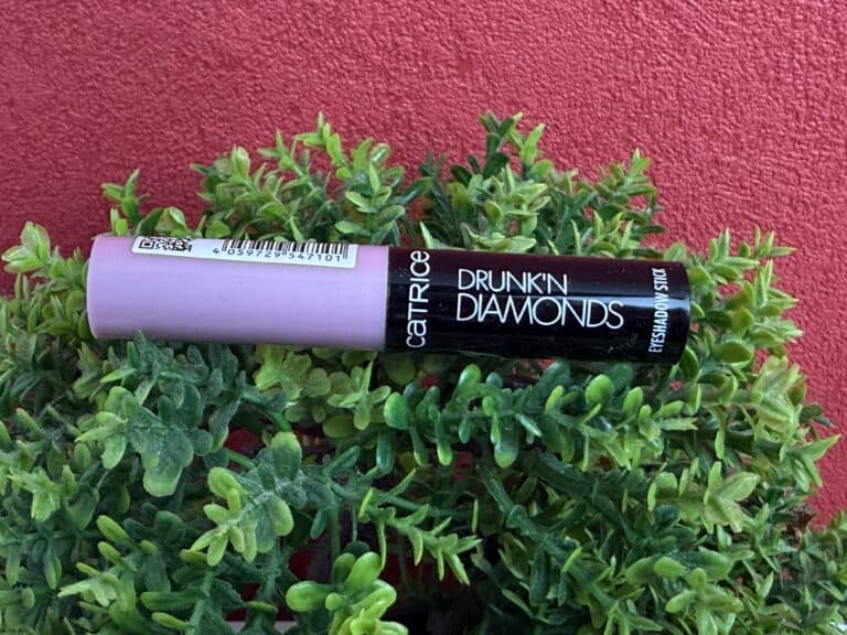 Mein Catrice Drunk'n Diamonds Lidschatten in der Farbe Lavender Jelly Haze