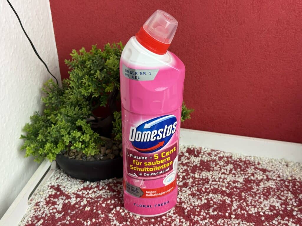 Der Domestos WC Reiniger in der Sorte Floral Fresh