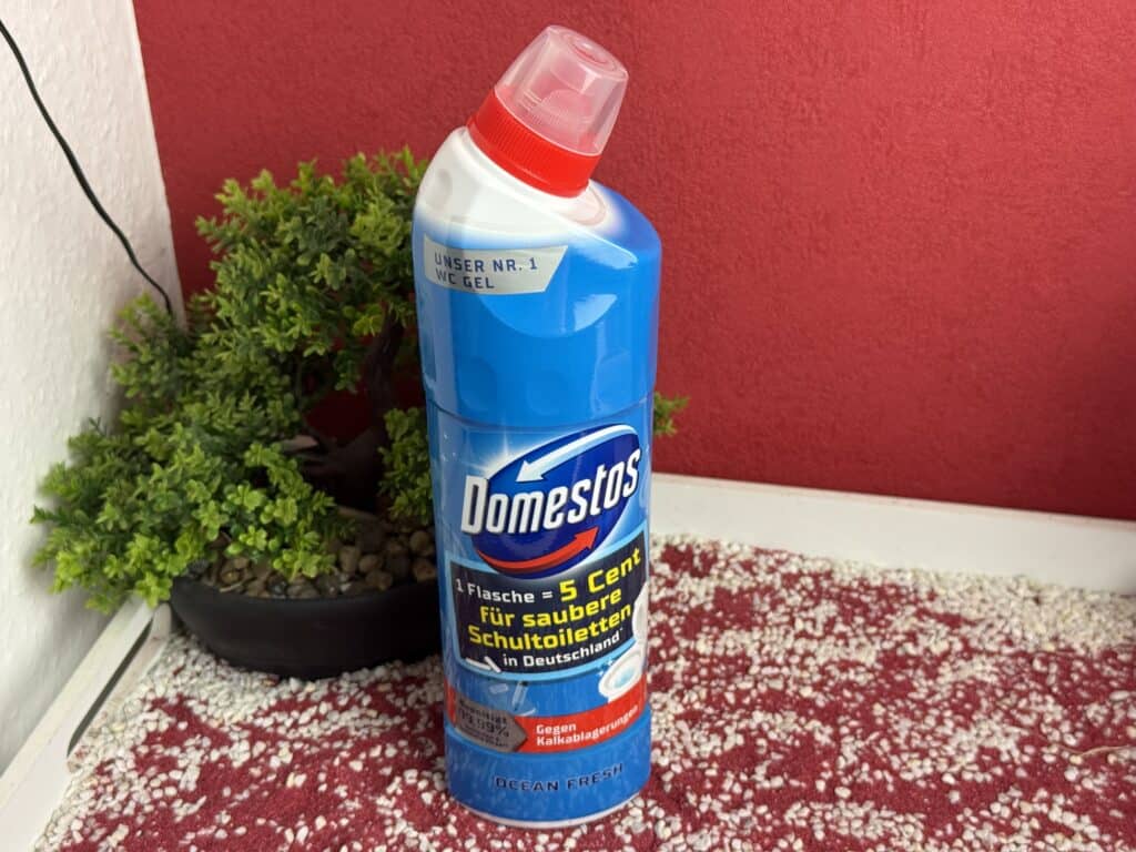 Der Domestos WC Reiniger in der Sorte Ocean Fresh