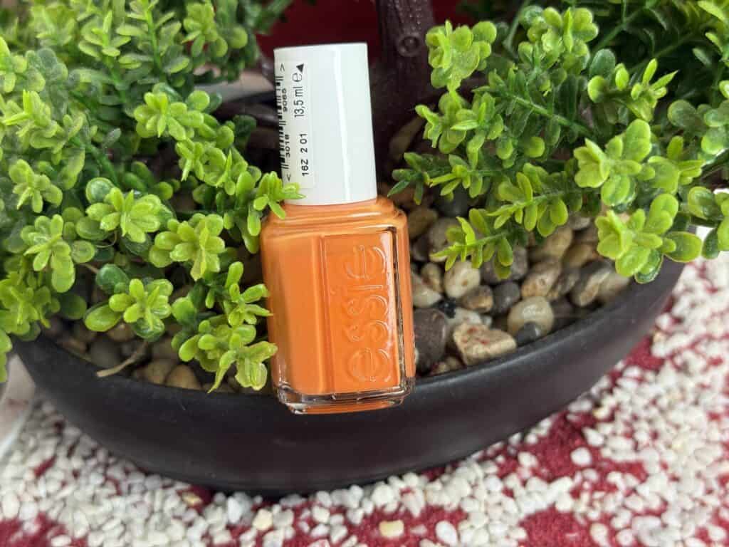 Der Nagellack aus der Essie Rush Riviera Kollektion in der Farbe Nr. 993 be them all