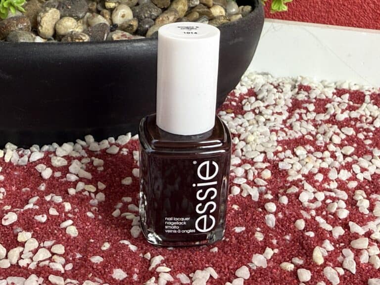 Der Essie 1014 Fringes & Saddles Nagellack aus der boho rodeo-Kollektion