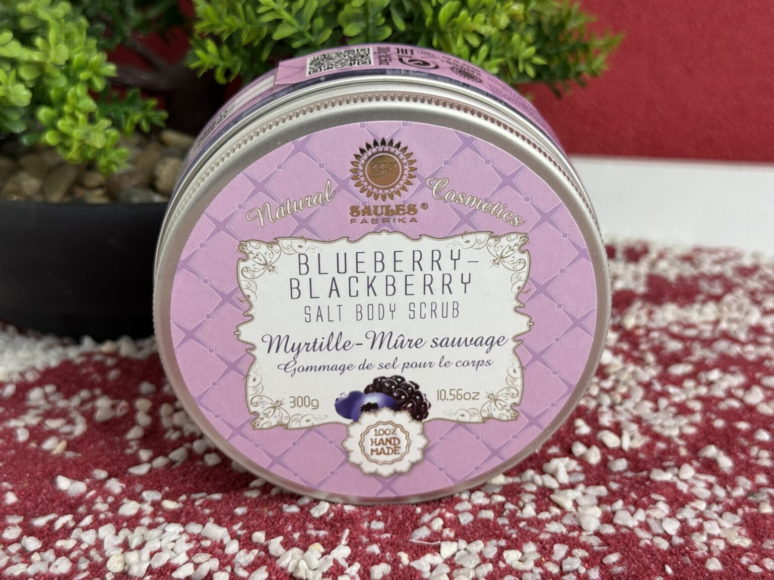 Das BeachandSteam Salz Körperpeeling in der Duftrichtung Blaubeere-Brombeere