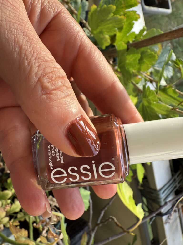 Der Essie Nagellack 1012, ein wunderschöner Mahagoni - Ton