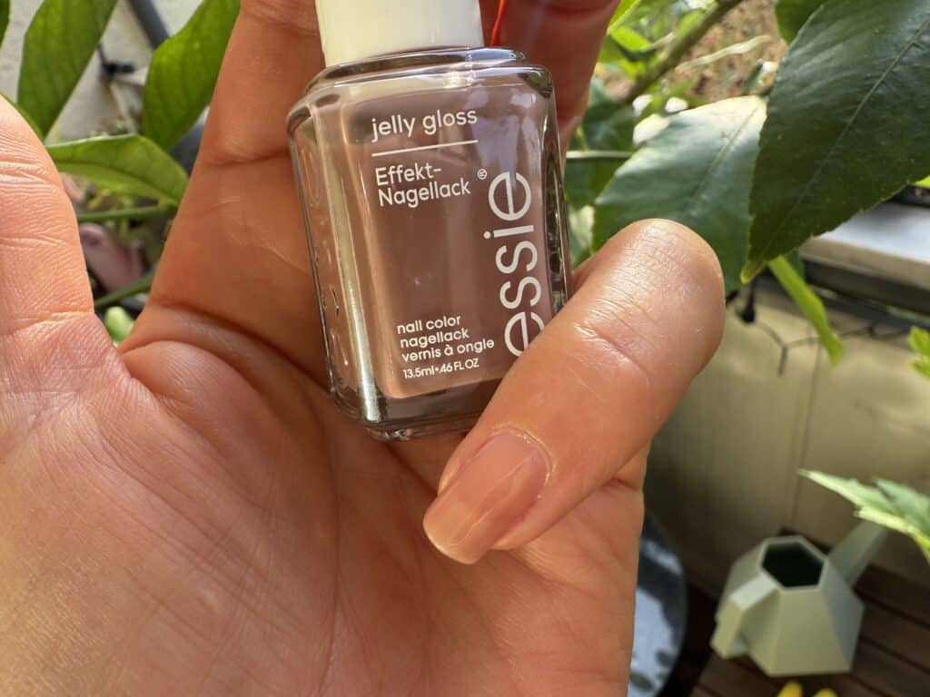 So sieht der Essie Barn Bohème aufgetragen aus mit zwei Schichten