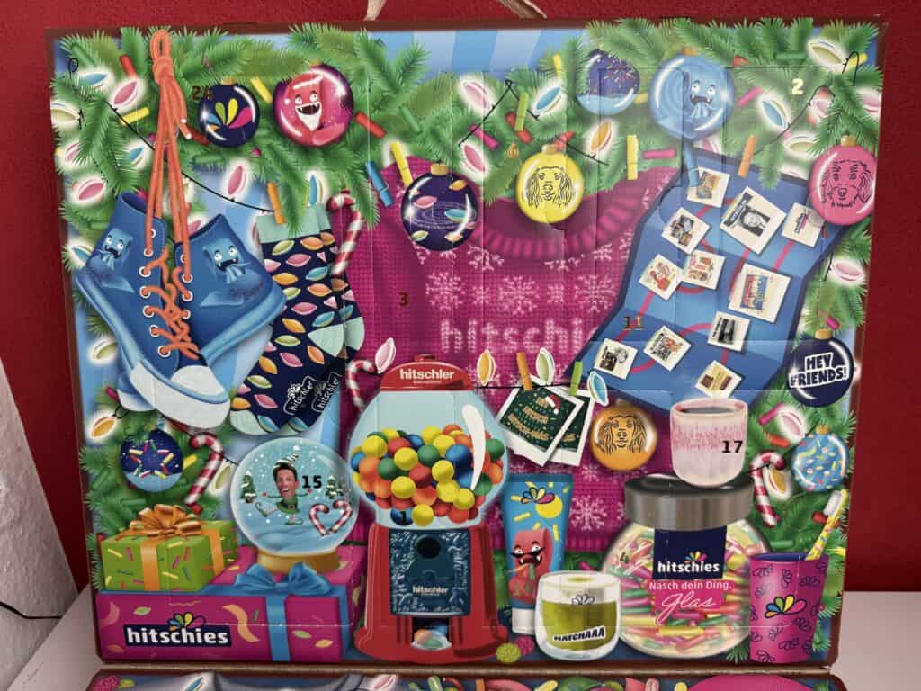 Sió sieht die eine Innenseite des Hitschies Adventskalender 2025 aus
