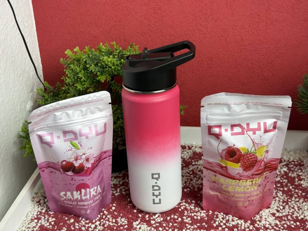 Die beiden Teesorten plus die Flasche aus dem Q DYU Starterset