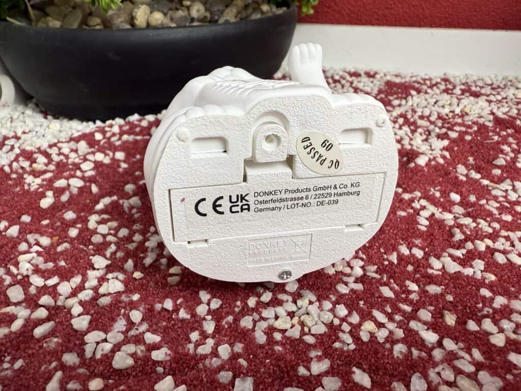 Das Batteriefach der Winkekatze Lucky Cat Mini
