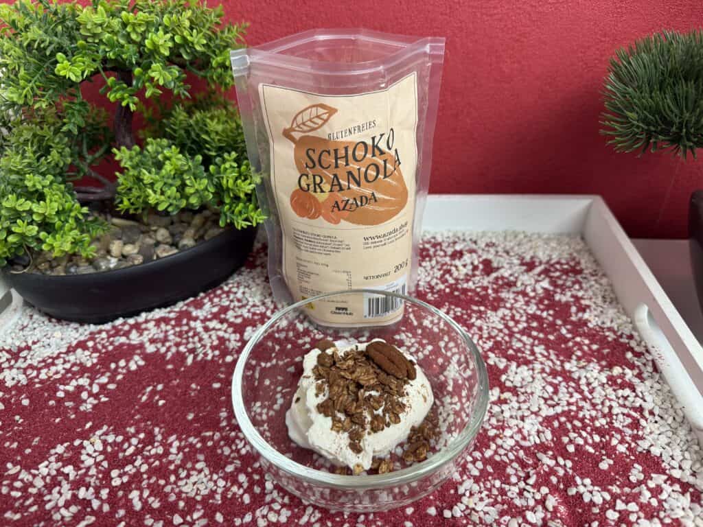 Das Schoko Granola als Topping auf Quark