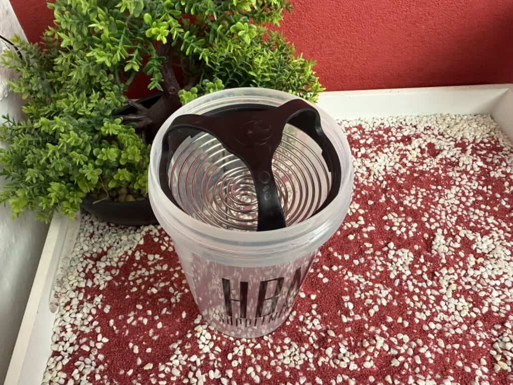 Der HBN Supplements Shaker, so wird die Edelstahlfeder eingesetzt