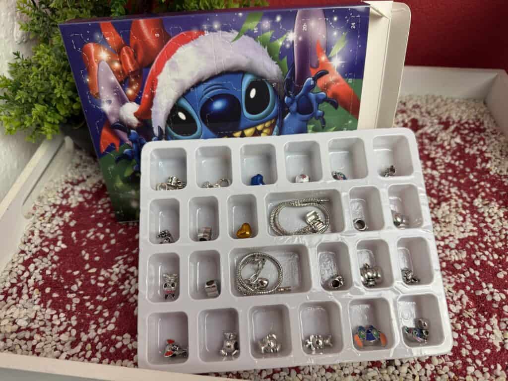 Der Stitch Schmuck Adventskalender, hier seht ihr den Inhalt